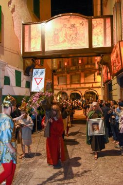 Paskalya'da İsa'nın çarmıha yıllık alayı 