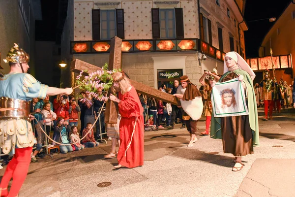 Procesión anual de la crucifixión de Jesucristo en la Pascua — Foto de Stock