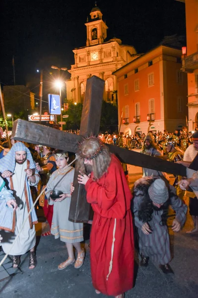 Procesión anual de la crucifixión de Jesucristo en la Pascua — Foto de Stock
