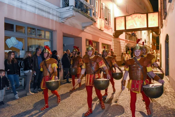 Procesión anual de la crucifixión de Jesucristo en la Pascua — Foto de Stock