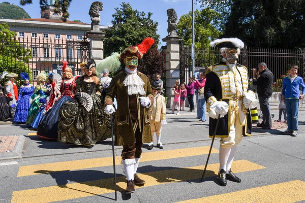 Máscaras venecianas exhibidas con bailes en Lugano, Suiza — Foto de Stock