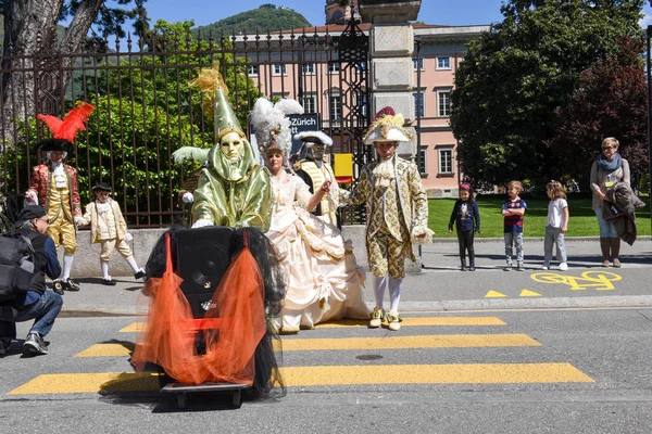 Máscaras venecianas exhibidas con bailes en Lugano, Suiza — Foto de Stock