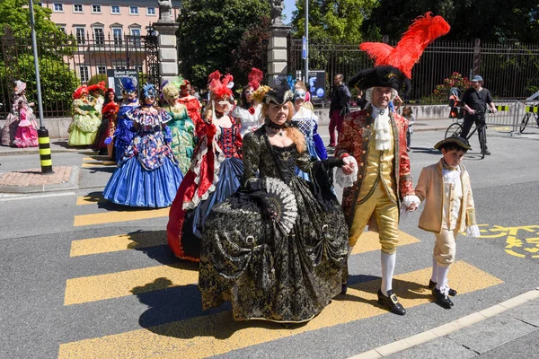 Máscaras venecianas exhibidas con bailes en Lugano, Suiza — Foto de Stock