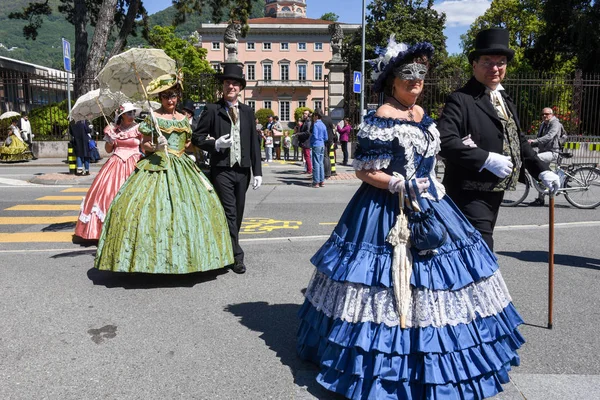 Máscaras venezianas exibidas com danças em Lugano na Suíça — Fotografia de Stock