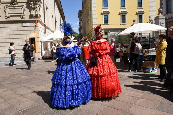Máscaras venezianas exibidas com danças em Lugano na Suíça — Fotografia de Stock
