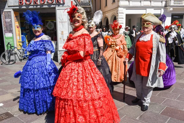 Máscaras venezianas exibidas com danças em Lugano na Suíça — Fotografia de Stock