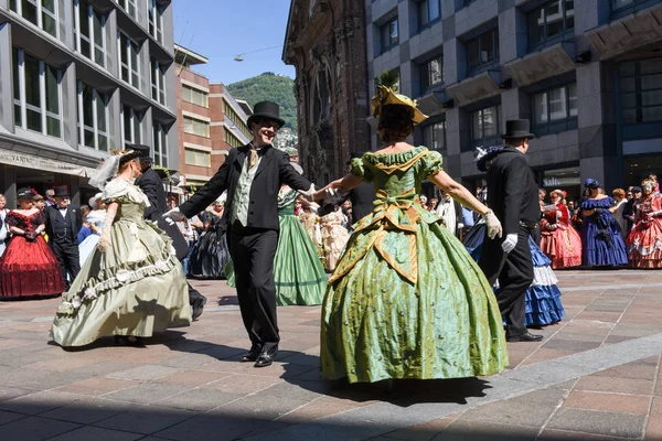 Máscaras venezianas exibidas com danças em Lugano na Suíça — Fotografia de Stock