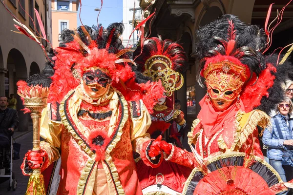 Benátské masky vystavoval s tance v Luganu na Švýcarsko — Stock fotografie
