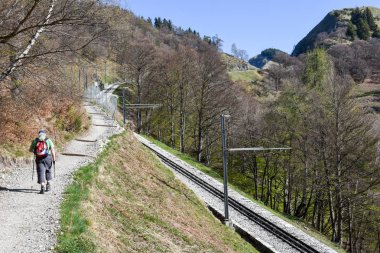 Mount Generoso için yolun adam