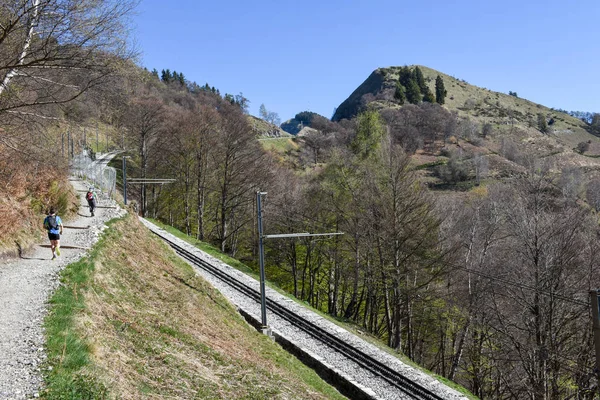 Ludzie wspinaczki szlak dla mount Generoso — Zdjęcie stockowe