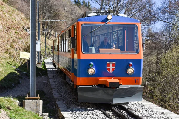 Rack-trein die naar de top van Mount Generoso stijgt — Stockfoto