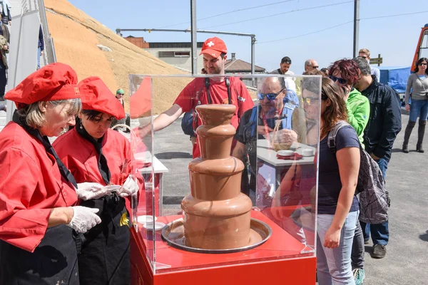 Senhoras que preparam espetos de frutas com uma fonte de chocolate — Fotografia de Stock