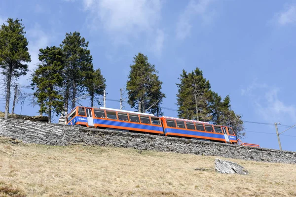 Rack pociągu, który wznosi się na szczycie Mount Generoso — Zdjęcie stockowe