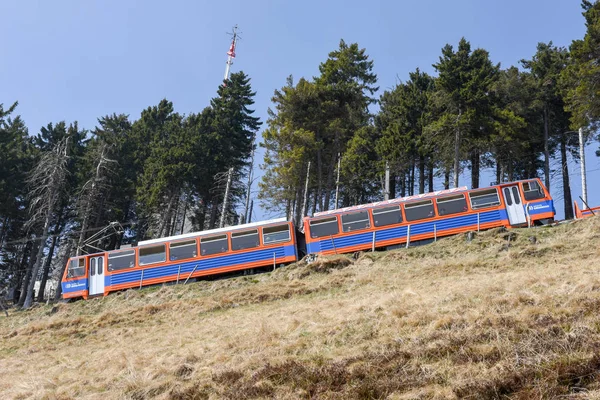 Ράφι τρένο που υψώνεται στην κορυφή του Mount Generoso — Φωτογραφία Αρχείου