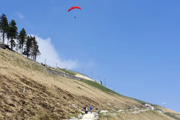 Emberek hegymászó a mount Generoso nyoma — Stock Fotó