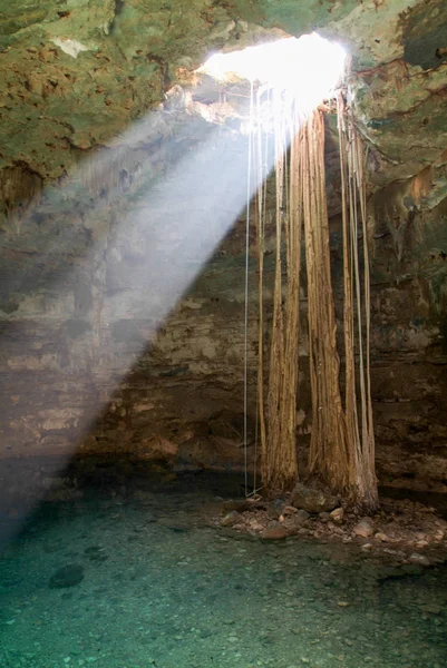 Cenote Samula se encuentra a 7 km del centro de Valladolid —  Fotos de Stock