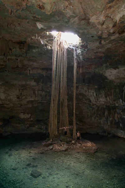 Cenote Samula fica a 7 km do centro da cidade Valladolid — Fotografia de Stock