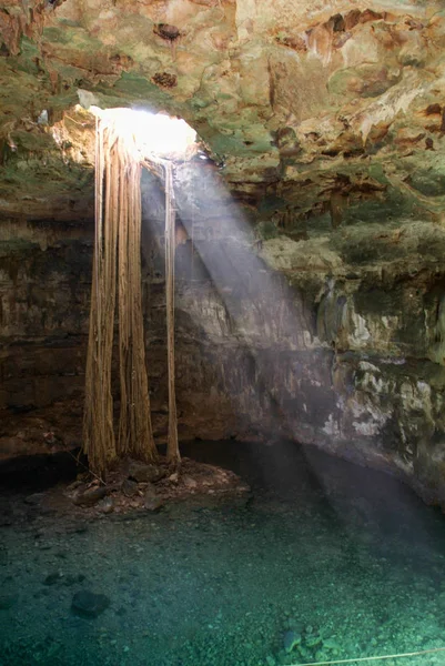 Cenote Samula se encuentra a 7 km del centro de Valladolid —  Fotos de Stock