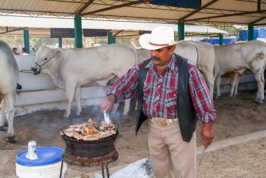 Adam bir boğa güreşi Valladolid, ızgara et kavurma