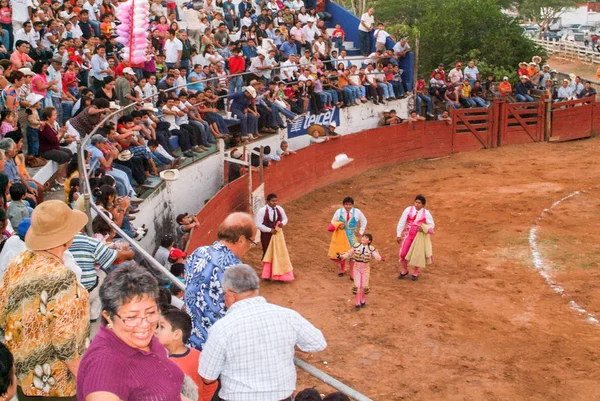 Ludzie widzów z byków w Valladolid na Jukatanie w Mexic — Zdjęcie stockowe