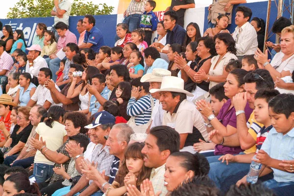 Personer åskådare av en tjurfäktning på Valladolid på Yucatan, Mexiko — Stockfoto