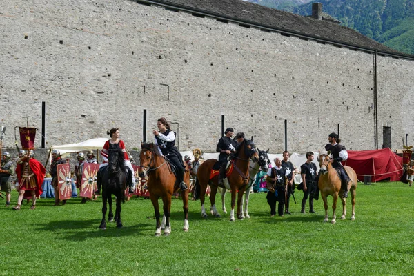 Выставка средневековых рыцарей в замке Кастельгранде в Беллинце — стоковое фото