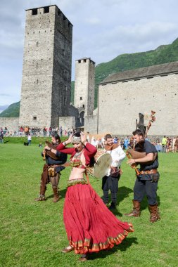 Dansöz Castelgrande CA featuring Ortaçağ müziği grubu