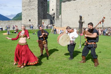 Dansöz Castelgrande CA featuring Ortaçağ müziği grubu