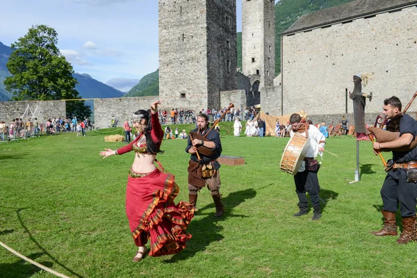 Groupe de musique médiévale mettant en vedette une danseuse du ventre à Castelgrande ca — Photo