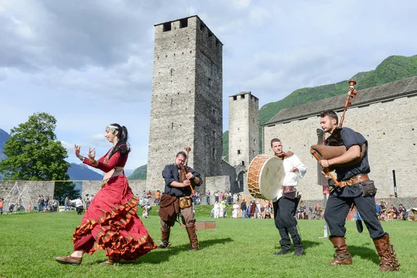 Groupe de musique médiévale mettant en vedette une danseuse du ventre à Castelgrande ca — Photo