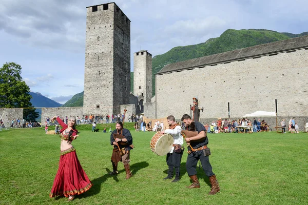 Средневековая музыкальная группа с участием танцовщицы живота в Castelgrande ca — стоковое фото