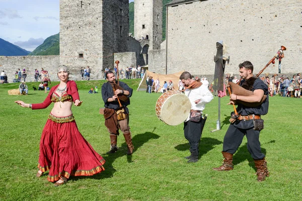 Средневековая музыкальная группа с участием танцовщицы живота в Castelgrande ca — стоковое фото