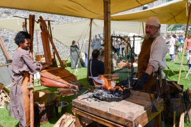 Ortaçağ piyasada bir kılıç dövme demirci