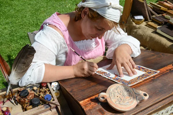 Mujer garabateada que dibuja una pintura en el castillo de Castelgrande — Foto de Stock