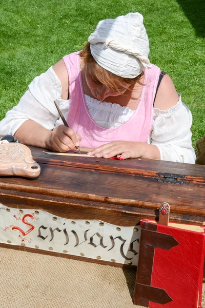 Mujer garabateada que dibuja una pintura en el castillo de Castelgrande — Foto de Stock