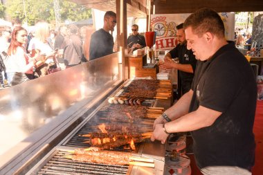Izgara et şiş sokak gıda Festivali hazırlamak yemek