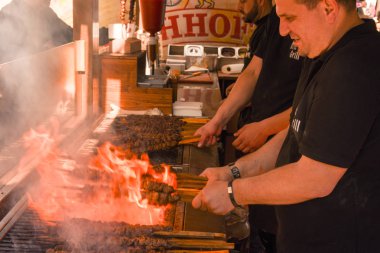 Izgara et şiş sokak gıda Festivali hazırlamak yemek