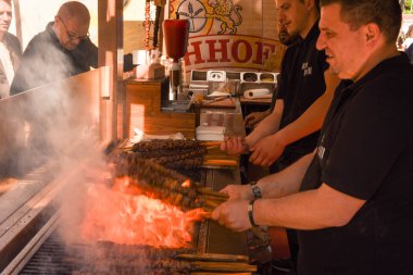 Izgara et şiş sokak gıda Festivali hazırlamak yemek