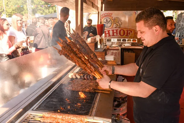 Cook przygotowanie grilla szaszłyki mięsne festiwalu Sprzedawcy uliczni — Zdjęcie stockowe