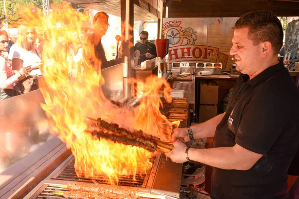 料理祭では屋台の焼き肉串を準備 — ストック写真