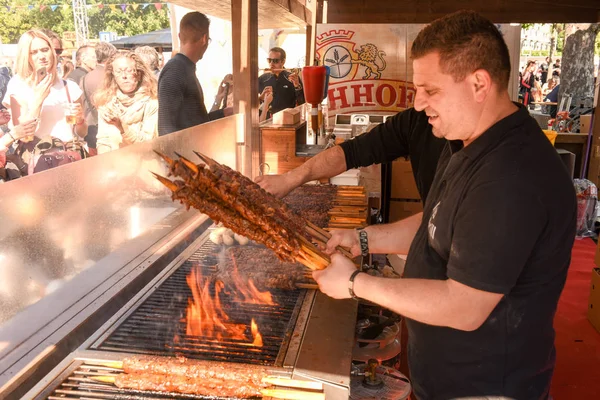 Cook przygotowanie grilla szaszłyki mięsne festiwalu Sprzedawcy uliczni — Zdjęcie stockowe