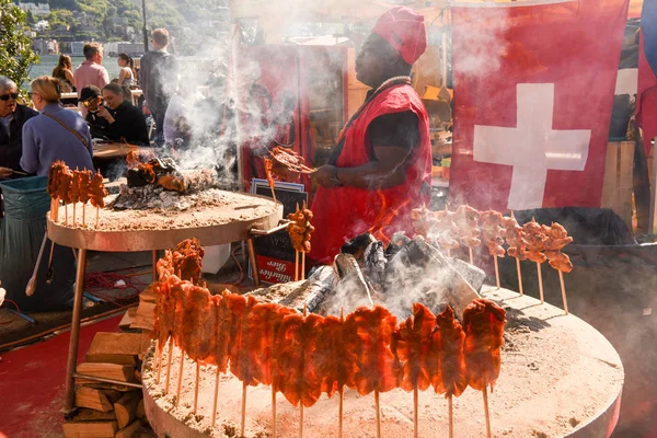 Afryki cook przygotowanie grilla szaszłyki na ulicy żywności festi — Zdjęcie stockowe