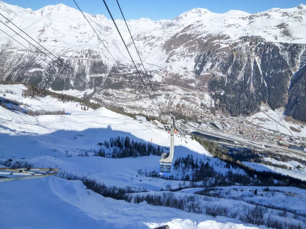 Cableway at Airolo on the Swiss alps — Stock Photo, Image