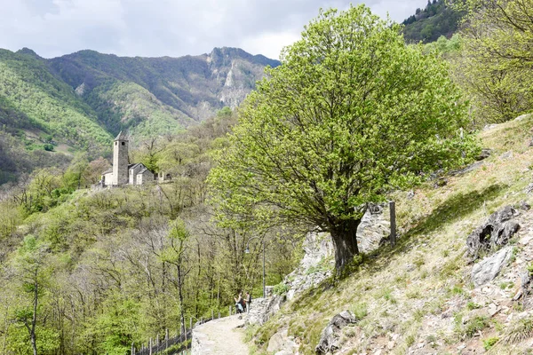 La gente che cammina verso la chiesa di San Bernardo a Sementina — Foto Stock