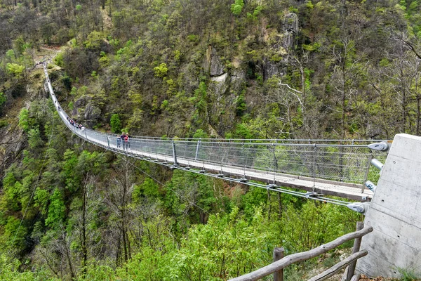 Die Hängebrücke über das Tal bei semerntina, Schweiz — Stockfoto