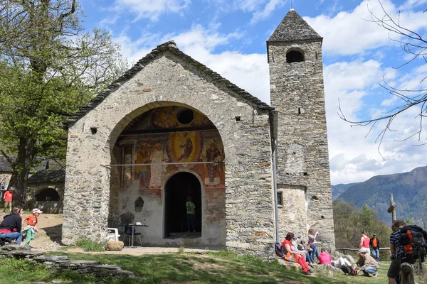 Iglesia de San Bernardo en la castaña de Mornera en Sementina — Foto de Stock