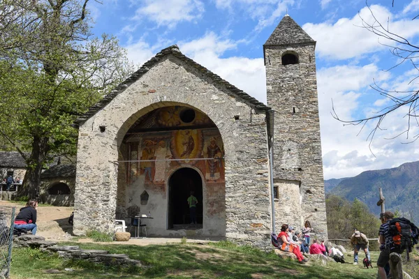 Kyrkan av St Bernard i kastanjen på Mornera på Sementina — Stockfoto