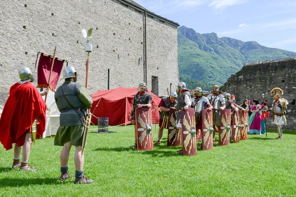 Выставка римских центурионов в замке Кастельгранде в Беллинце — стоковое фото