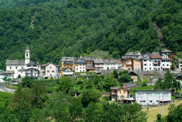 Aldeia rural de Dangio nos alpes suíços — Fotografia de Stock