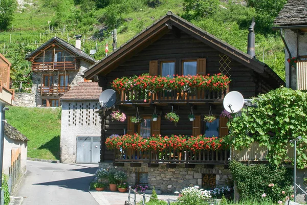 El pueblo rural de Ponto Valentino en los Alpes suizos — Foto de Stock